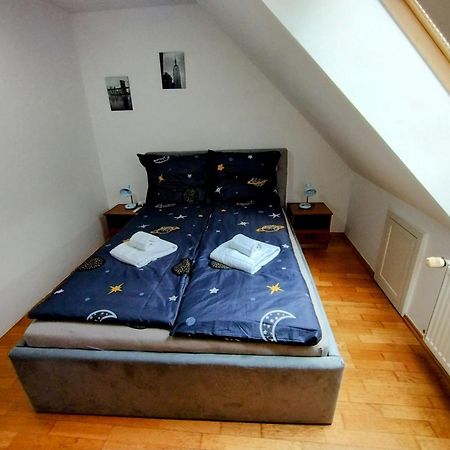 プラハDuplex With Gardenアパートメント エクステリア 写真