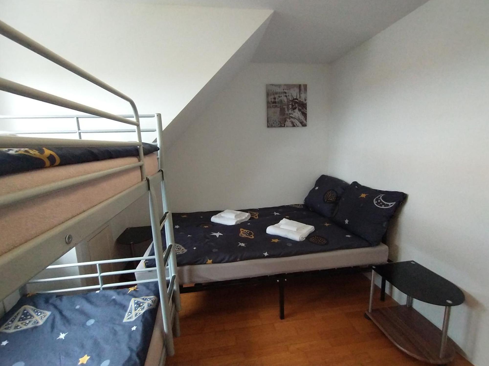 プラハDuplex With Gardenアパートメント エクステリア 写真