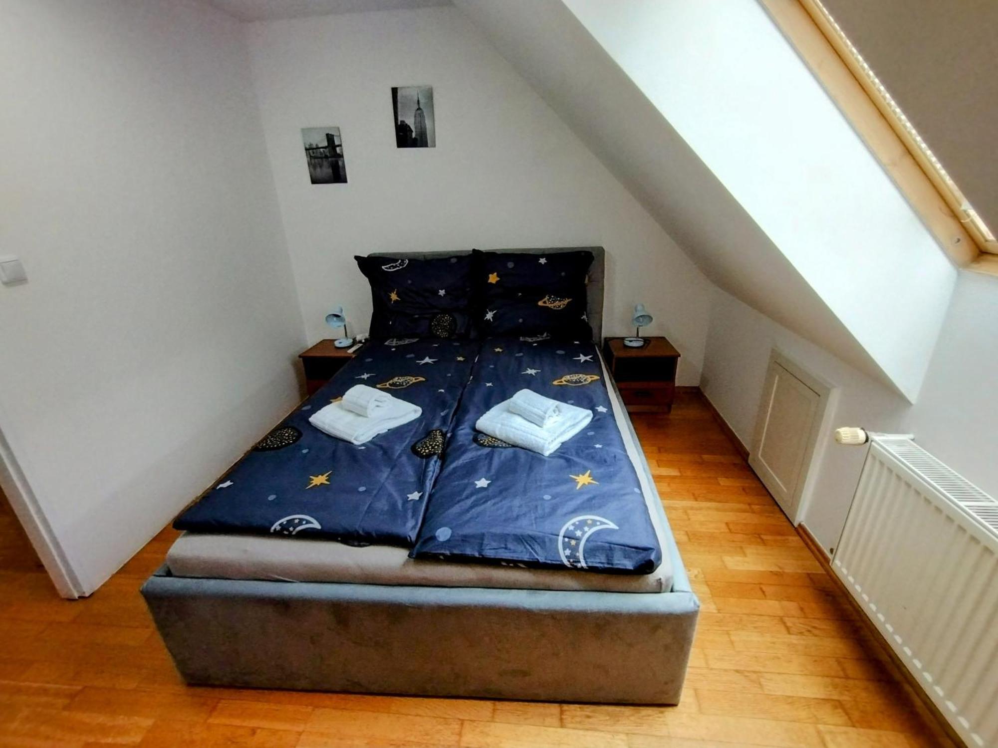 プラハDuplex With Gardenアパートメント エクステリア 写真