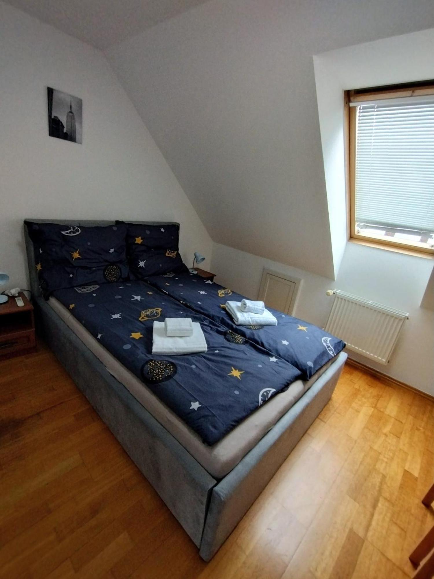 プラハDuplex With Gardenアパートメント エクステリア 写真